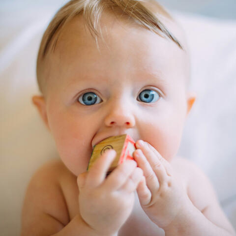 Visage d'un bébé très mignon heureux d'aller à la crèche des Minibouts.